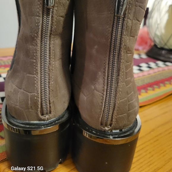 Vince Camuto  booties 12M - Picture 4 of 8